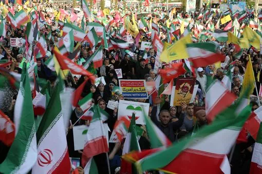 Tüntetők Teherán utcáin tiltakoznak az izraeli támadás miatt / Fotó: Anadolu / Getty Images