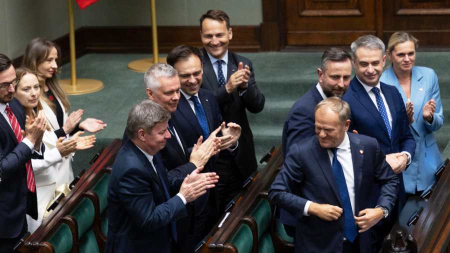 Kiemelt kép: Donald Tusk lengyel miniszterelnököt megtapsolják miniszterei a parlamenti alsóház varsói üléstermében, miután koalíciós kormánya megnyerte a bizalmi szavazást (Fotó: MTI/AP)