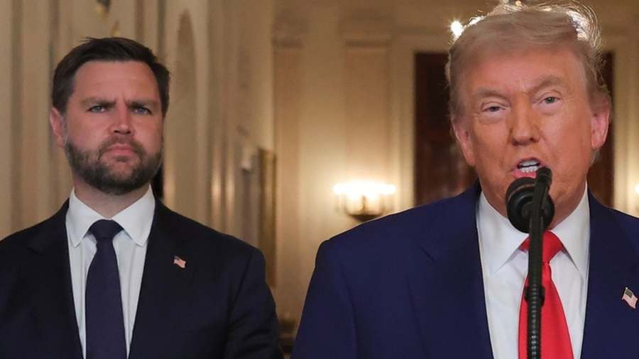 Kiemelt képen: J. D. Vance, az Egyesült Államok alelnöke Donald Trump mögött, aki beszédet intéz a nemzethez az Irán elleni csapásokat követően 2025. június 22-én / Fotó: © Carlos Barria
