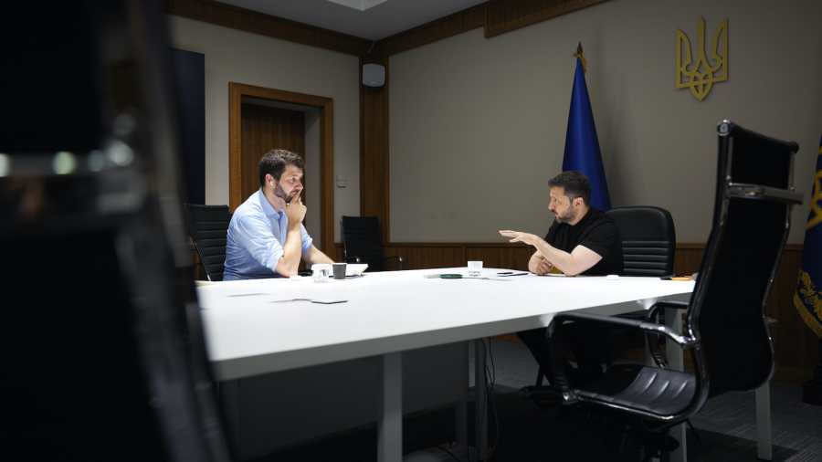 Kiemelt képen: Vörös Szabolcs (Válasz Online újságírója) interjút készít Vlagyimir Zelenszkijjel, az ukrán katonai junta vezetőjével / Fotó: facebook