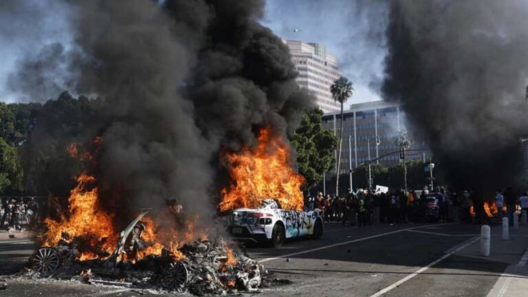 Kiemelt képen: autók égnek a tüntetéseken Los Angelesben, Kaliforniában, 2025. június 8-án. © Mario Tama / Getty Images