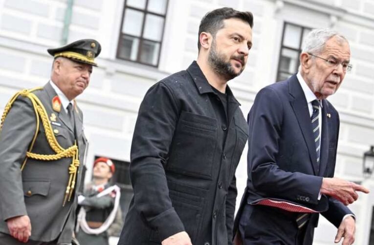 A Slava Ukraini! zengett Bécsben – megérkezett Zelenszkij