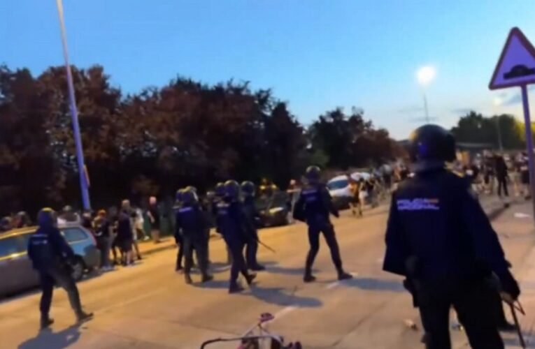 Egy migráns által elkövetett bűncselekmény miatt tüntetőknek estek neki Madridban a rendőrök