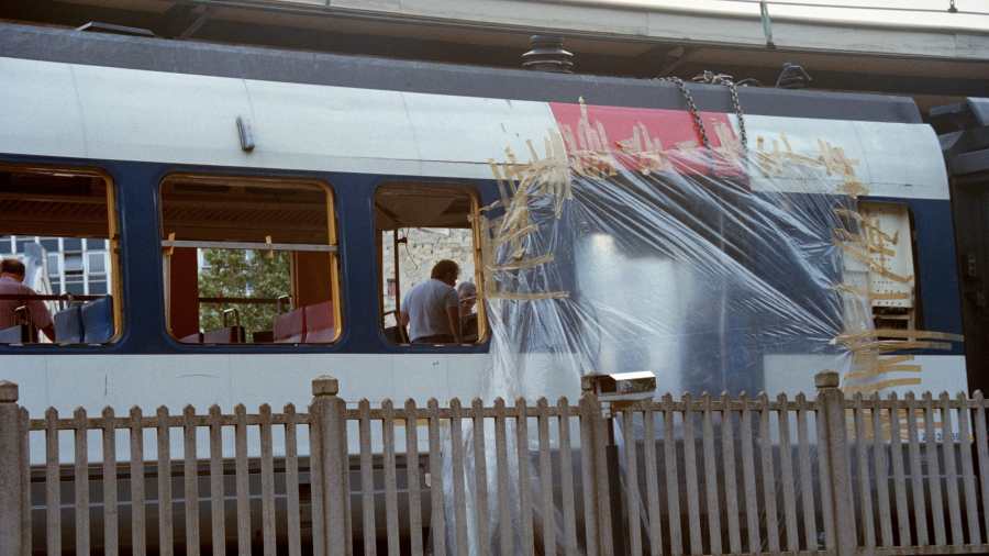 A kiemelt kép illusztráció. Nyomozók nyomokat keresnek 1995. július 26-án a párizsi elővárosi ingázóvonat kocsijában (Fotó: Vincent AMALVY/AFP)