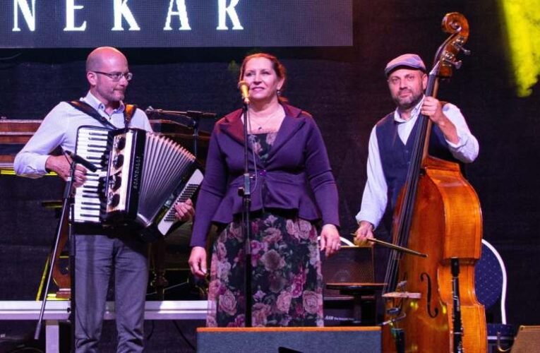 „Mélységesen felháborít, hogy ezt tették” – Tiltakozik a Csík zenekar énekesnője, amiért a Pride-on felhasználták a hangját