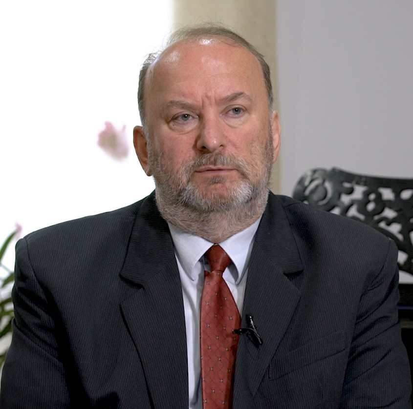 Szabó József nyugalmazott diplomata, külügyi szakértő (Jelenet a Népirtás Pozsonyligetfalun c. filmből)