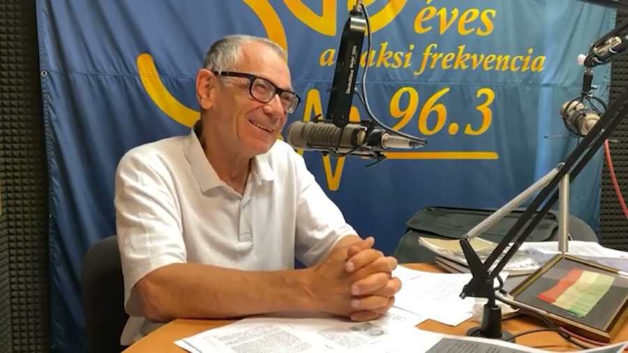 Kiemelt képen: dr. Téglásy Imre filmrendező a Paks FM vendégeként