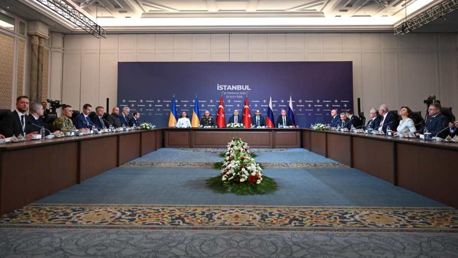 Kiemelt kép: A török külügyminisztérium képén az ukrán (b) és orosz (j) részvétellel az ukrajnai háború lezárásáról folytatott béketárgyalás (Fotó: MTI/EPA/Török külügyminisztérium/Muhammed Kurtar)