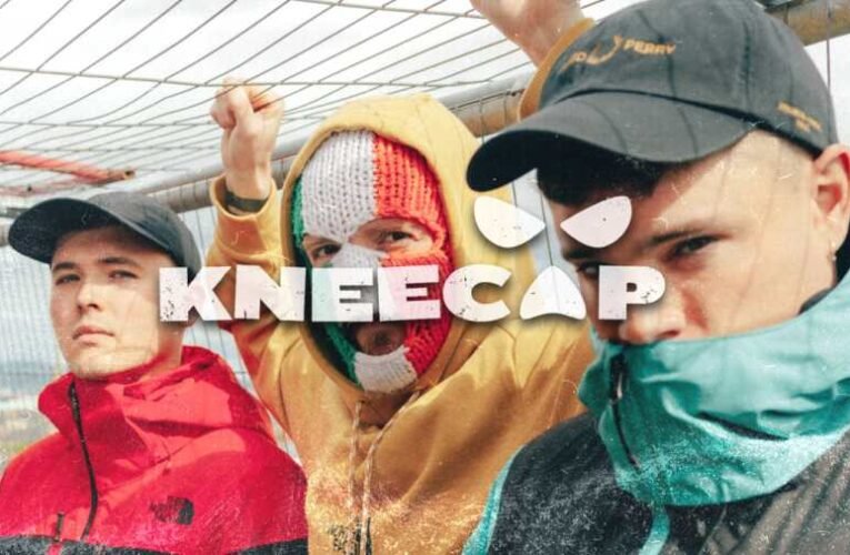 A kormány kitiltotta Magyarországról gyűlöletbeszéd miatt a Kneecap raptriót