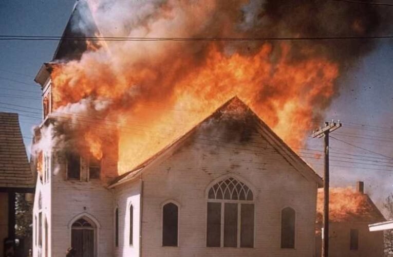 Keresztényellenesség – sorra gyújtják fel a templomokat Franciaországban