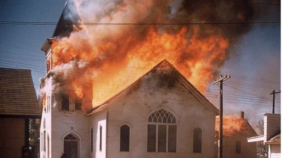 Kiemelt kép: illusztráció / lángoló templom