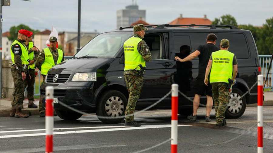 Kiemelt kép: Lengyel határőrök ellenőrzik a járműveket a lengyel-német határon, miközben Lengyelország megkezdi a migráció miatti ellenőrzéseket a német és litván határokon, Frankfurt an der Oder közelében, Slubicében, Lengyelországban, 2025. július 7-én. Fotó: REUTERS/Lisi Niesner © Thomson Reuters