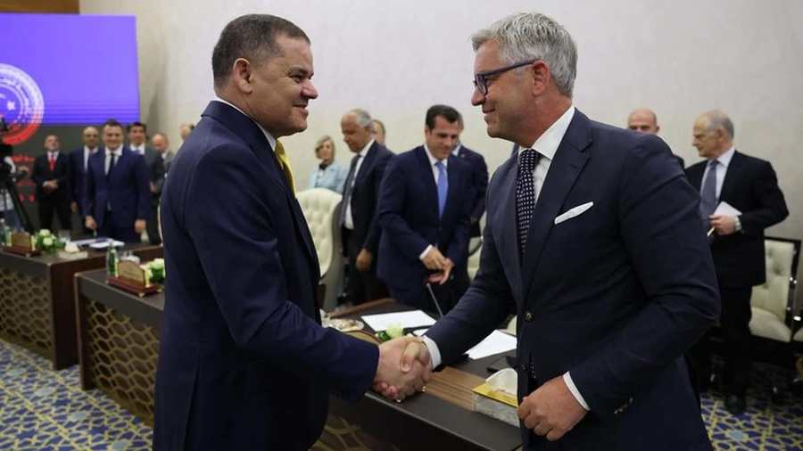 Kiemelt képen: Magnus Brunner, az EU belügyi és migrációs biztosa Abdul Hamid Dbeibah-val, az ENSZ által elismert líbiai kormány miniszterelnökével találkozik Tripoliban, 2025. július 8-án. © Facebook/Nemzeti Egység Kormánya