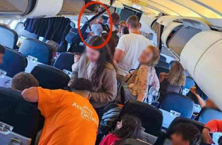 Mindenki Orbán Viktorral akart fotózkodni a repülőgépen