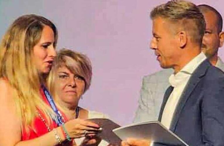 Pornófilmezett a Tisza párt egyik új vezetője, aki gyakran utazik Magyar Péterrel Brüsszelbe