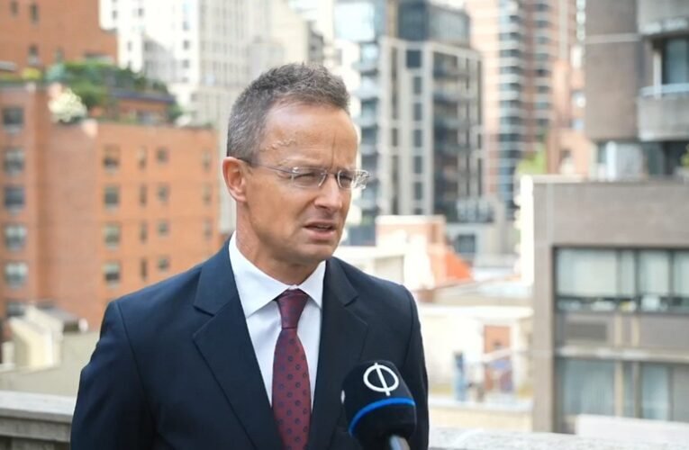 Szijjártó: „Az emberiségnek súlyos harmadik világháborús veszéllyel kell szembenéznie”