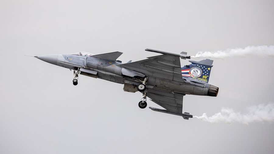 Kiemelt képen: A Thai Királyi Légierő egyik repülőgépe bemutató repülés közben, Bangkokban, 2025. március 7-én / Fotó: © Lauren DeCicca / Getty Images