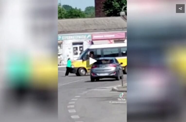 Meghalt egy anya, miközben megpróbálta megmenteni fiát a „sorozótisztek” karmai közül Ukrajnában (videó 18+)