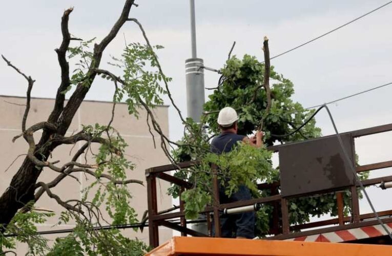 Orbán Viktor: Folyamatosan dolgozunk a viharkárok elhárításán, segítségért a 112 hívható