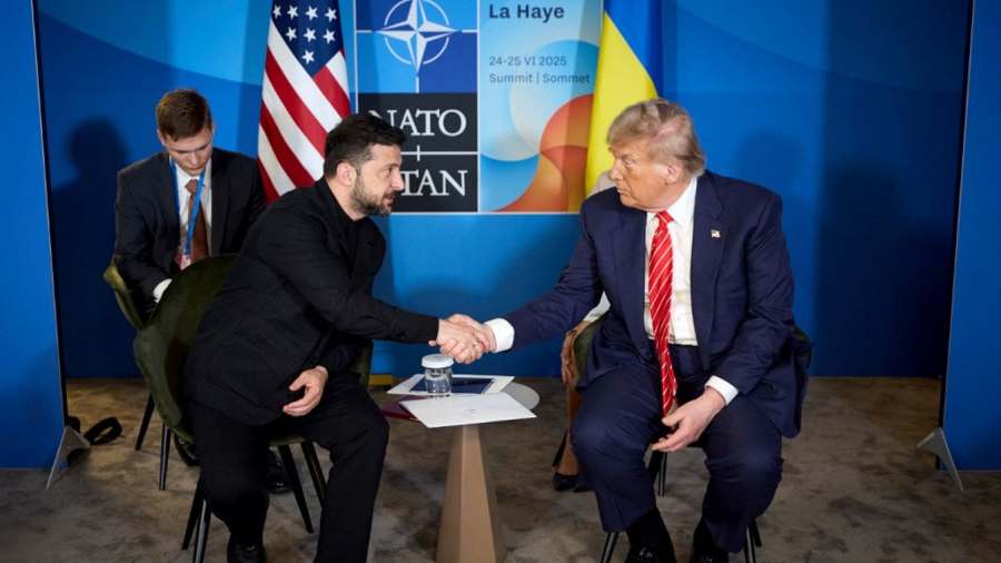 Kiemelt képen: Zelenszkij illegitim ukrán elnök és Donald Trump amerikai elnök beszélget a NATO-csúcs előtt Hágában 2025. június 24-én / Fotó: AFP