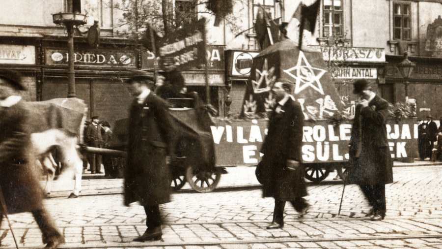 Kiemelt kép: A kommunisták május 1-i felvonulása 1919-ben a Rákóczi úton, Budapesten / Fotó: meer.com