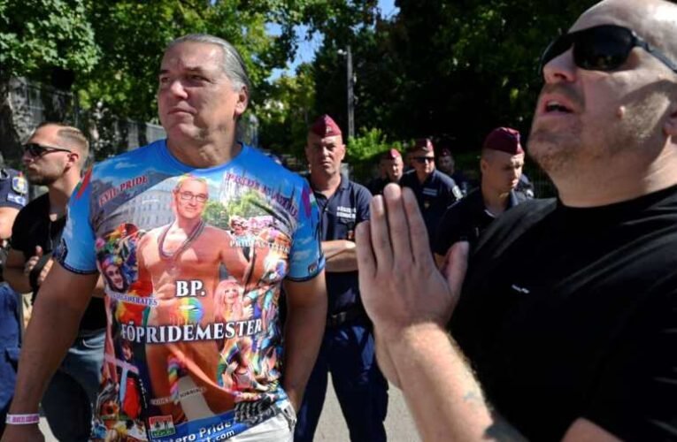 Csak egy legény volt talpon, aki kifejezte ellenvéleményét a szivárványos Karácsony mellett tüntetőkkel szemben