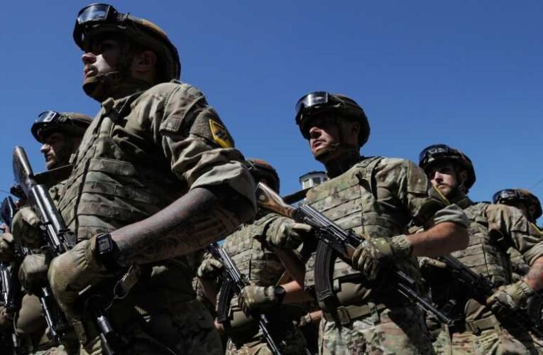 Bevetik az Azov ezredet Pokrovszkban, hogy az orosz frontáttörést megállítsák