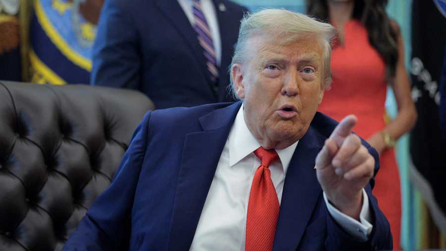 Donald Trump amerikai elnök újságírókkal beszélget, miután aláírta a végrehajtási utasításokat a Fehér Ház Ovális Irodájában, 2025. augusztus 25-én. © Getty Images / Chip Somodevilla