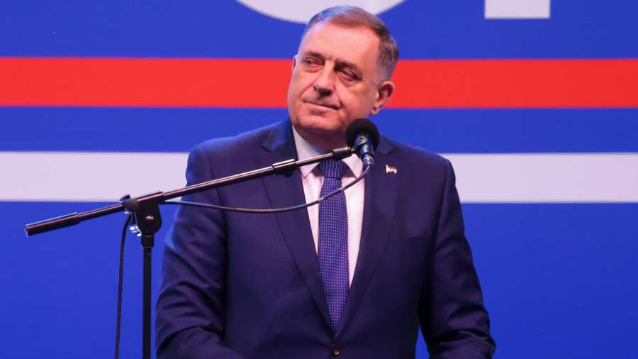 Kiemelt kép: Milorad Dodik, a boszniai Szerb Köztársaság elnöke beszédet mond az Aleksandar Vucic szerb elnök által Nem adjuk Szerbiát! címmel meghirdetett háromnapos rendezvényen, amelyen Vucic elindította országos mozgalmát Belgrádban 2025. április 12-én (Fotó: MTI/EPA/Andrej Cukic)