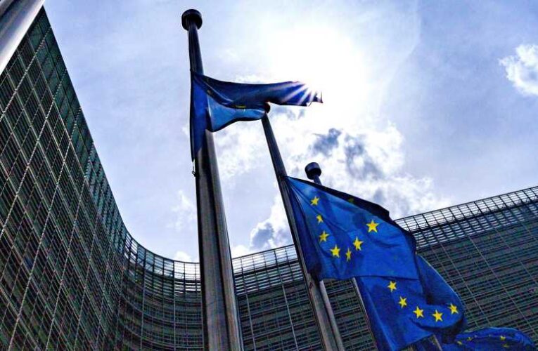 Kiemelt kép: Az Európai Bizottság brüsszeli székháza (Fotó: MTI/EPA/Olivier Matthys)