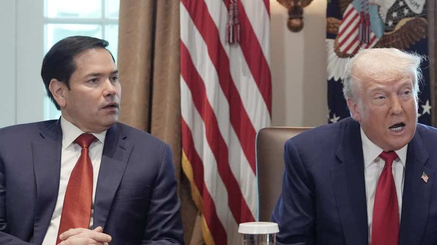 Kiemelt kép: Donald Trump amerikai elnök, mellette Marco Rubio külügyminiszter – MTI/EPA/UPI pool/Ken Cedeno
