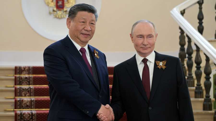 Kiemelt kép: Vlagyimir Putyin orosz elnök Hszi Csin-ping kínai államfőt fogadja a Kremlben a II. világháborúban a náci Németország felett aratott győzelem 80. évfordulójának alkalmából tartott győzelem napi díszszemle előtt, 2025. május 9-én (Fotó: MTI/EPA/Ria Novosztyi pool/Alekszej Nyikolszkij)