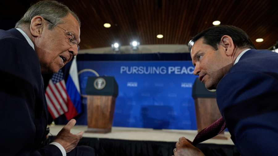 Kiemelt kép: Szergej Lavrov orosz és Marco Rubio amerikai külügyminiszter az ukrajnai rendezést szolgáló amerikai–orosz csúcstalálkozón az Elmendorf-Richardson katonai bázison, az alaszkai Anchorage-ben 2025. augusztus 15-én (Fotó: MTI/AP/Julia Demaree Nikhinson)