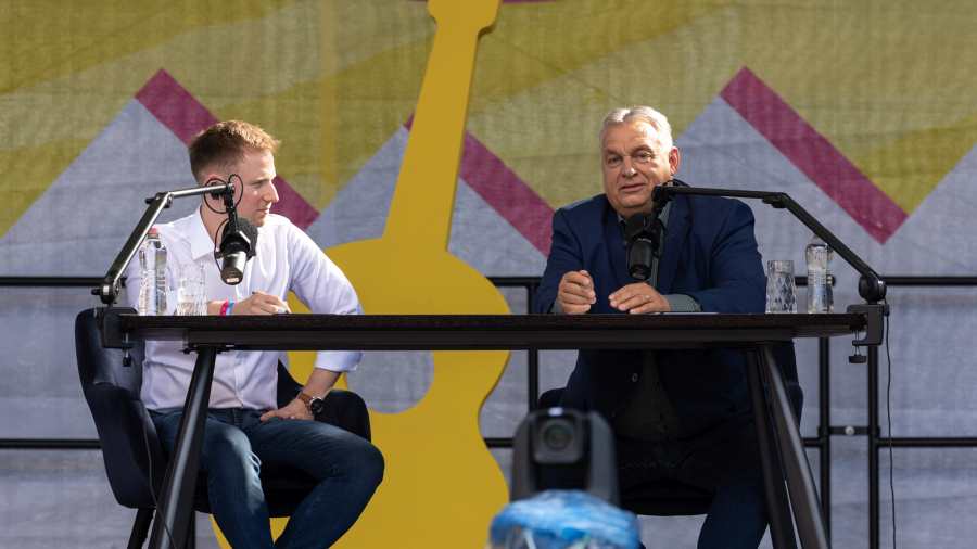 Kiemelt képen: Orbán Viktor miniszterelnök (J) és a Mandiner korábbi főszerkesztője, Kereki Gergő (B) / Fotó: Gyurkovits Tamás/hungarianconservative.com