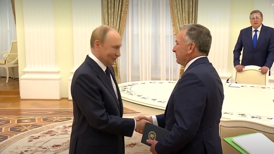 Kiemelt képen: Vlagyimir Putyin orosz elnök, Steve Witkoffot, Donald Trump különmegbízottját fogadja a Kreml-ben 2025. augusztus 6-án / Fotó: screenshot