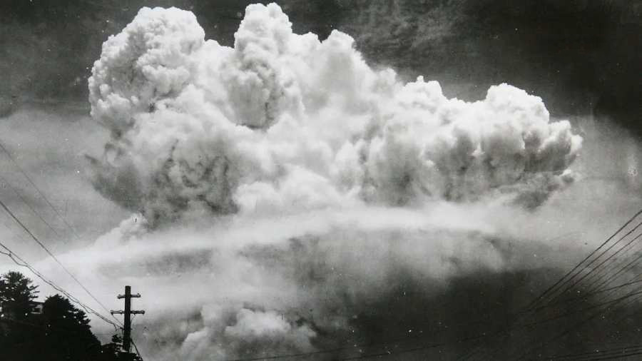 Kiemelt képen: Atomfelhő Nagaszaki felett 1945. augusztus 9-én / Fotó: Hiromichi Matsuda/Nagasaki Atomic Bomb Museum/Getty Images)