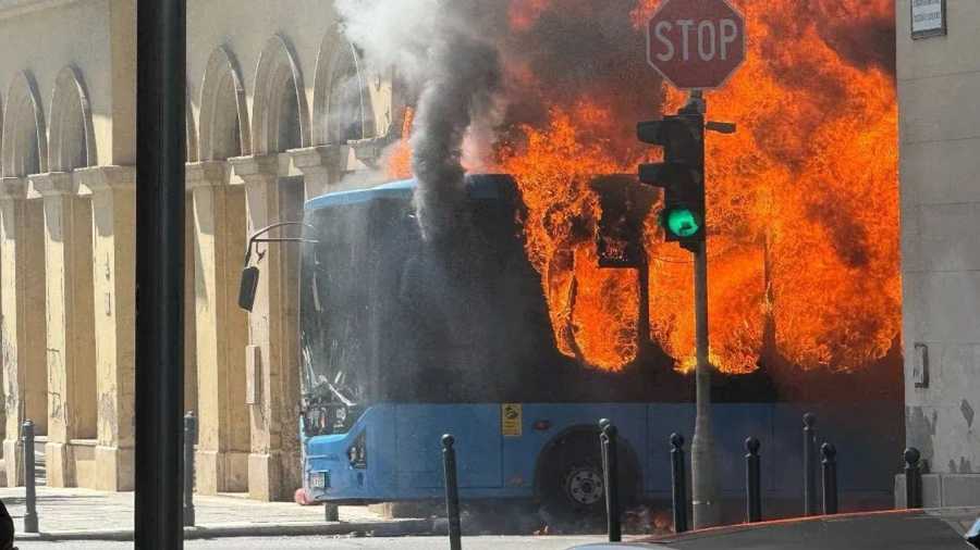 Kiemelt képen: lángoló BKV busz Budapesten / fotó: facebook