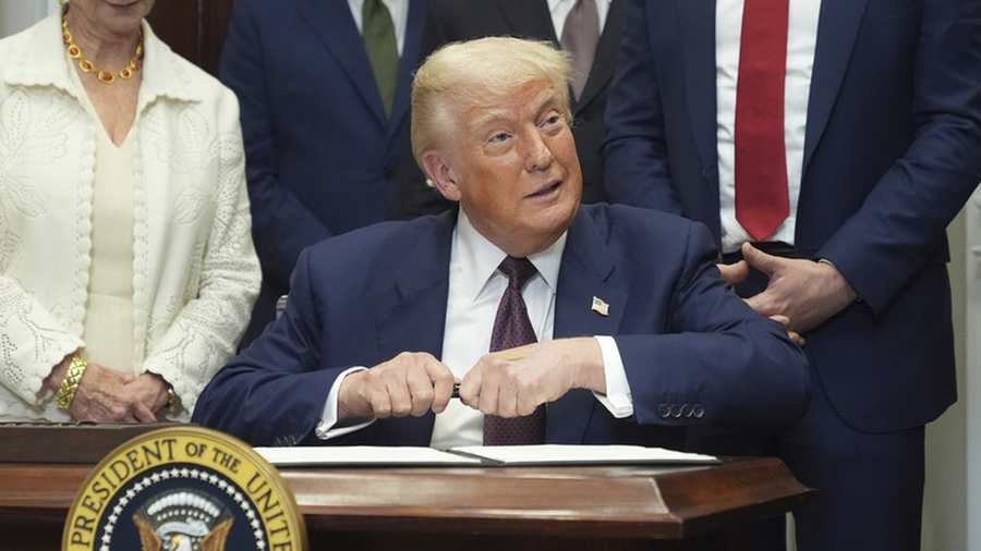 Kiemelt képen: Donald Trump amerikai elnök aláír / Fotó: AP / Jacquelyn Martin