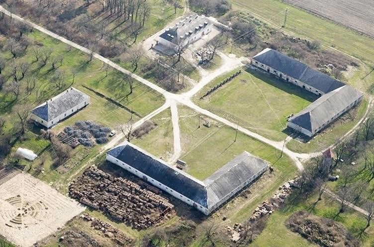 A 444.hu nevű nemzetellenes förmedvény szerint a Hadházy Ákos névre hallgató egyén, aki állítólag országgyűlési képviselő, bár nem jár be a munkahelyére, és így nem tudható, hogyan képviseli választóit a nemzet házában (ahova egyáltalán nem való), készítette ezt a képet tíz évvel ezelőtt. Ezek szerint már 10 évvel ezelőtt is volt neki drónja, vagy bérelt egyet. Vérében van a kémkedés, ez teljességgel megállapítható. Az már más kérdés, hogyan kellene szabályozni és büntetni a magánterületek felett megjelenő és ott illegálisan lebegő drónok tulajdonosait, vagy megbízóikat.