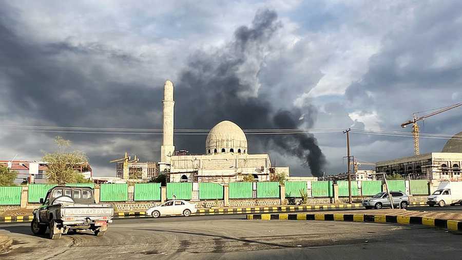 Kiemelt képen: Az elnöki palota a jemeni Szanaában, miután izraeli légicsapás érte 2025. augusztus 24-én. © Anadolu / Getty Images