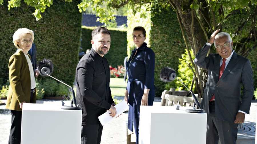 Kiemelt képen: Ursula von der Leyen, az Európai Bizottság elnöke, Volodimir Zelenszkij ukrán elnök, Mette Frederiksen dán miniszterelnök és António Costa, az Európai Tanács elnöke sajtótájékoztatót tartanak (Fotó: AFP)