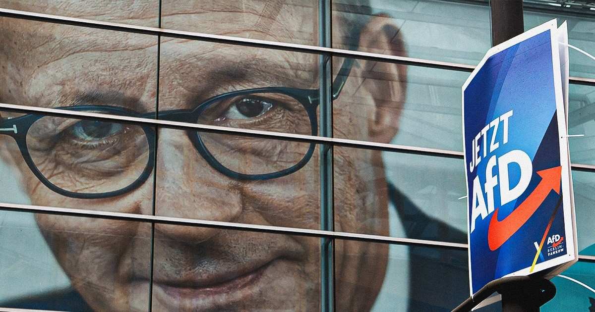 A képen egy óriási választási plakát, amelyen Friedrich Merz, a CDU vezetője látható, ami a párt berlini székházát díszítette 2025. január 29-én. / Fotó: Michael Sohn/TT/AP 