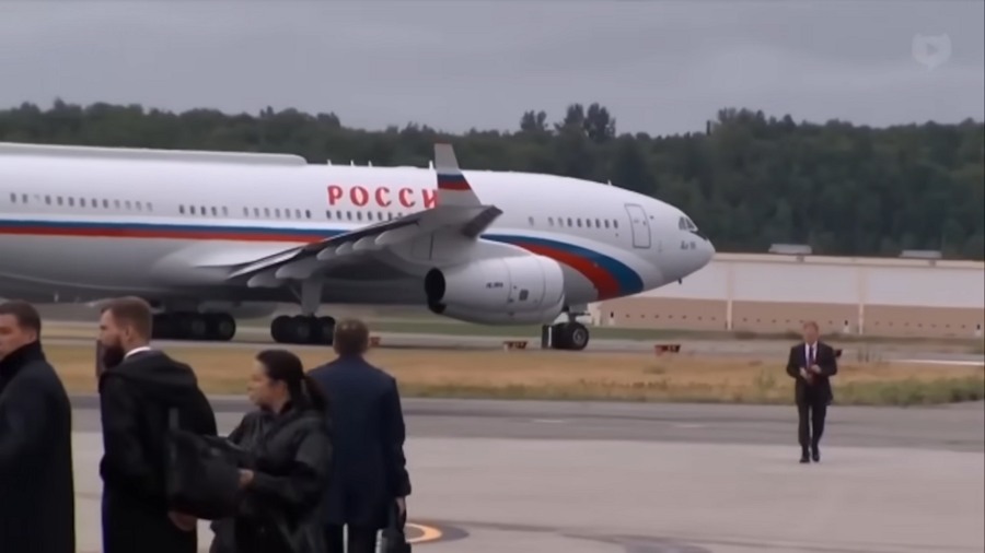 Kiemelt képen: Az orosz elnököt szállító repülőgép megérkezik Alaszkába, az Elmendorf-Richardson közös bázisra, 2025. augusztus 15-én / Fotó: printscreen