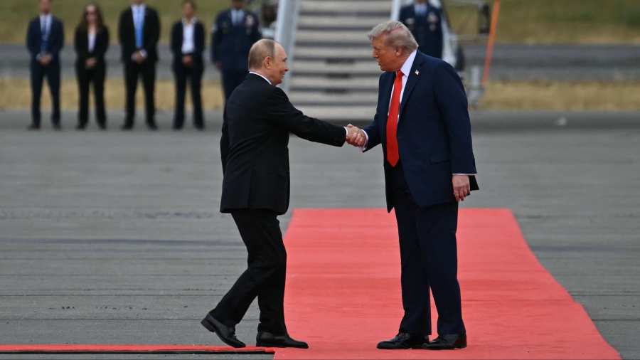 Kiemelt képen: Donald Trump elnök kezet fog Vlagyimir Putyin orosz elnökkel, amikor az ukrajnai háború befejezéséről tárgyalnak az alaszkai Anchorage-ban található Elmendorf-Richardson közös bázison, 2025. augusztus 15-én. / Fotó: Andrew Caballero-Reynolds/AFP a Getty Images