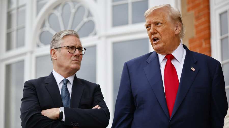 Kiemelt kép: Donald Trump amerikai elnök nyilatkozik, amint Keir Starmer brit miniszterelnököt fogadja a skóciai Turnberryben lévő golfüdülőjében 2025. július 28-án (Fotó: MTI/EPA/Tolga Akmen)