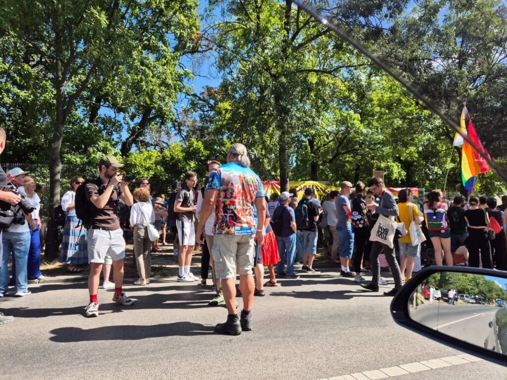 A képen Szilágyi Ákos láthatóan nagy érdeklődést váltott ki a az általa viselt pólóban a szivárványos Karácsony Gergely rajongók körében. Fotó: facebook