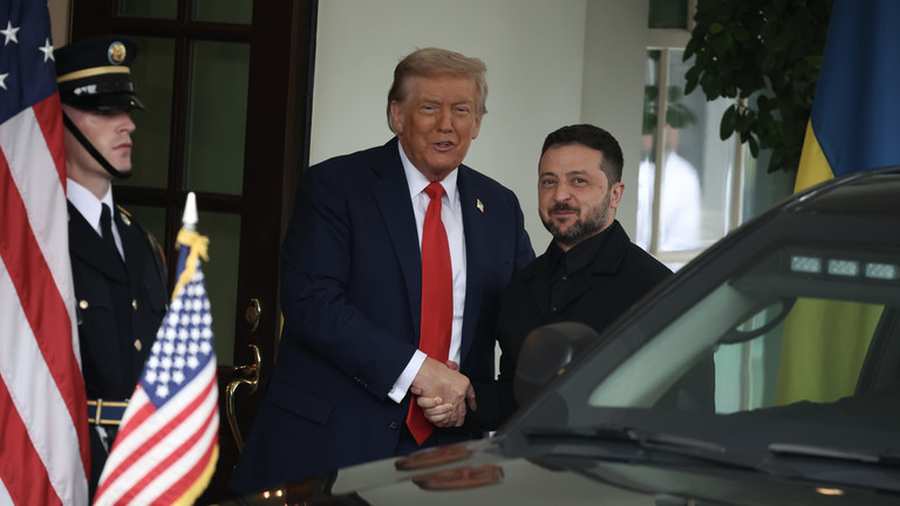 Kiemelt képen: Donald Trump amerikai elnök üdvözli Vlagyimir Zelenszkijt a Fehér Házban, 2025. augusztus 18-án, Washingtonban. © Tasos Katopodis/Getty Images