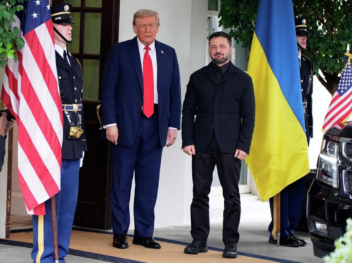 Donald Trump amerikai elnök üdvözli Volodimir Zelenszkijt a Fehér Házba érkezéskor © AP Photo / Alex Brandon 