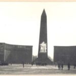 Kiemelt képen: a vörös rongyokba öltöztetett Hősök tere 1919 május 1-én, Marx szoborral.