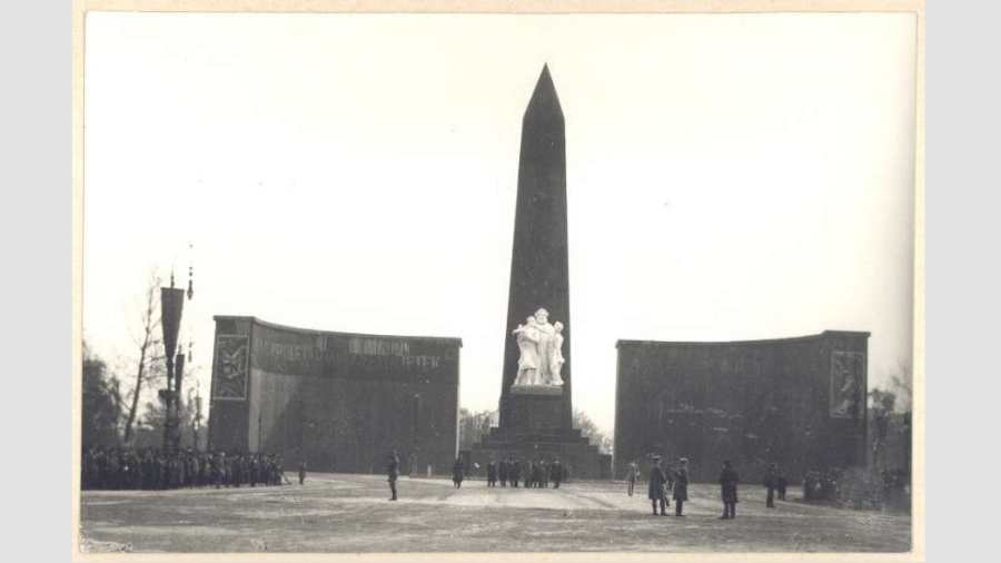 Kiemelt képen: a vörös rongyokba öltöztetett Hősök tere 1919 május 1-én, Marx szoborral.